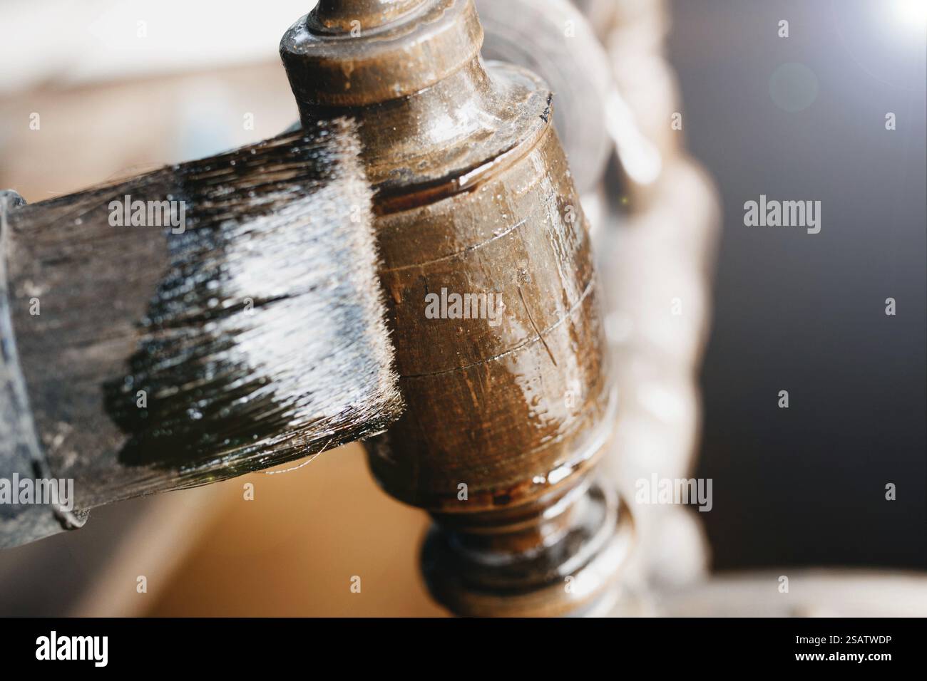Detail des Lackes, der auf Holzmöbeln aufgetragen wird Stockfoto