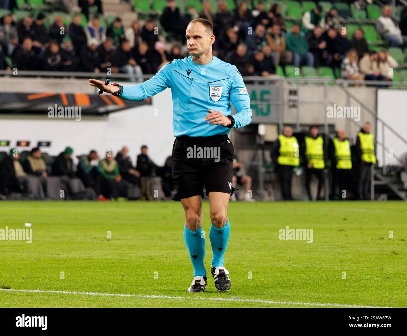 Budapest, Ungarn. 30. Januar 2025. Schiedsrichter Nenad Minakovic reagiert beim Spiel der UEFA Europa League 2024/25 League Phase MD8 zwischen Ferencvarosi TC und AZ Alkmaar am 30. Januar 2025 im Ferencvaros Stadium in Budapest. Quelle: Laszlo Szirtesi/Alamy Live News Stockfoto