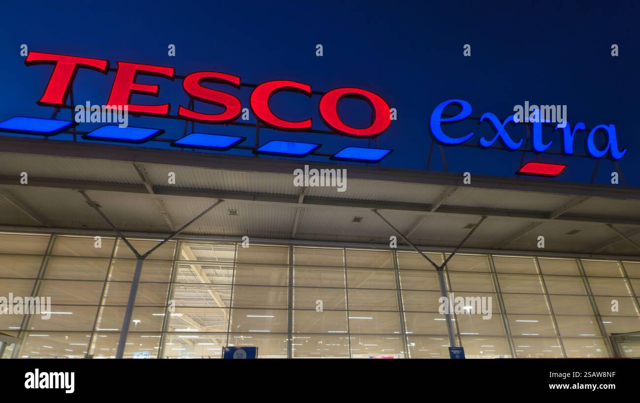 Tesco Extra Schild Stockport, Greater Manchester UK. Stockfoto