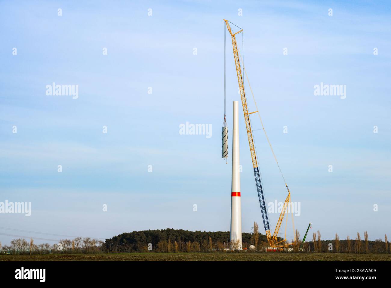 Installation von Windkraftanlagen mit einem großen Kran Stockfoto