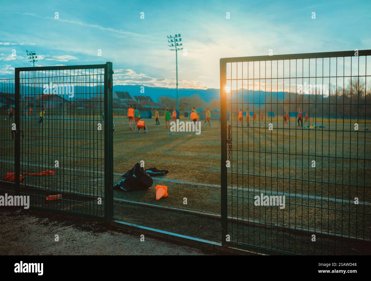 Vor dem Eingang zum Fußballfeld, während die jungen Spieler trainieren. Stockfoto