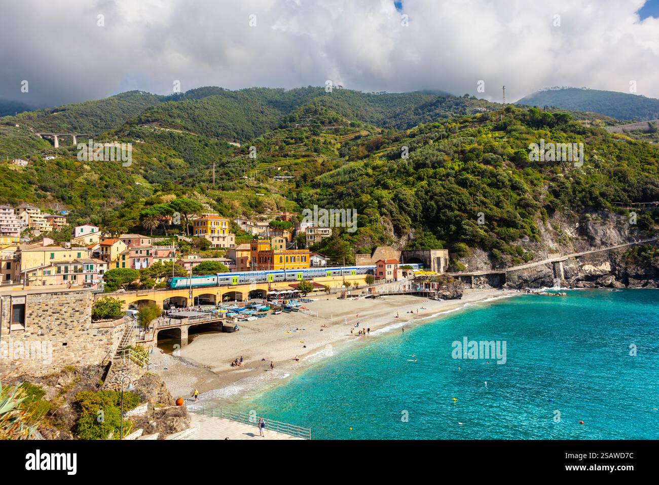 Blick auf den Strand und den Bahnhof in Monterosso Al Mare, Cinque Terre, La Spezia, Italien Stockfoto