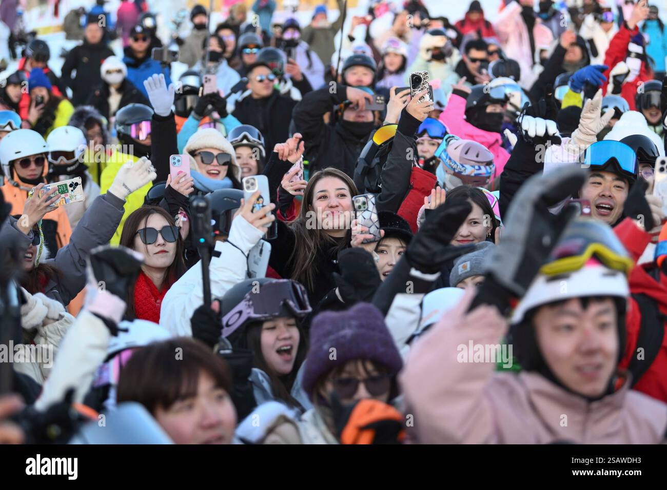 (250131) -- ALTAY, 31. Januar 2025 (Xinhua) -- Touristen genießen sich bei der „Sunset Party“ im Jiangjunshan International Ski Resort in Altay, nordwestchinesischer Autonomen Region Xinjiang Uygur, 28. Januar 2025. Das Jiangjunshan International Ski Resort in der Stadt Altay, ein beliebtes Touristenziel, zieht eine große Anzahl von Touristen an, um den Schnee während des Frühlingsfestes zu genießen. Während des Sonnenuntergangs an Tagen, an denen das Wetter es zulässt, findet die „Sunset Party“ auf der Aussichtsplattform des Resorts auf der Spitze des Berges in einer Höhe von mehr als 1.300 Metern statt, wo der Schneesport begeistert Stockfoto