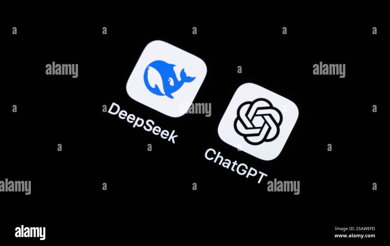 Rottweil, Deutschland. Januar 31, 2025. Die App des chinesischen Start-ups DeepSeek und des US-Softwareunternehmens OpenAI (ChatGPT) ist auf dem Display eines iPhone zu sehen. Quelle: Silas Stein/dpa/Alamy Live News Stockfoto