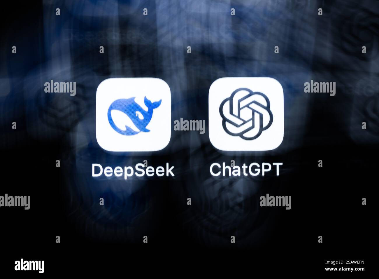 Rottweil, Deutschland. Januar 31, 2025. Die App des chinesischen Start-ups DeepSeek und des US-Softwareunternehmens OpenAI (ChatGPT) ist auf dem Display eines iPhone zu sehen. (Aufnahme mit längerer Belichtungszeit). Quelle: Silas Stein/dpa/Alamy Live News Stockfoto