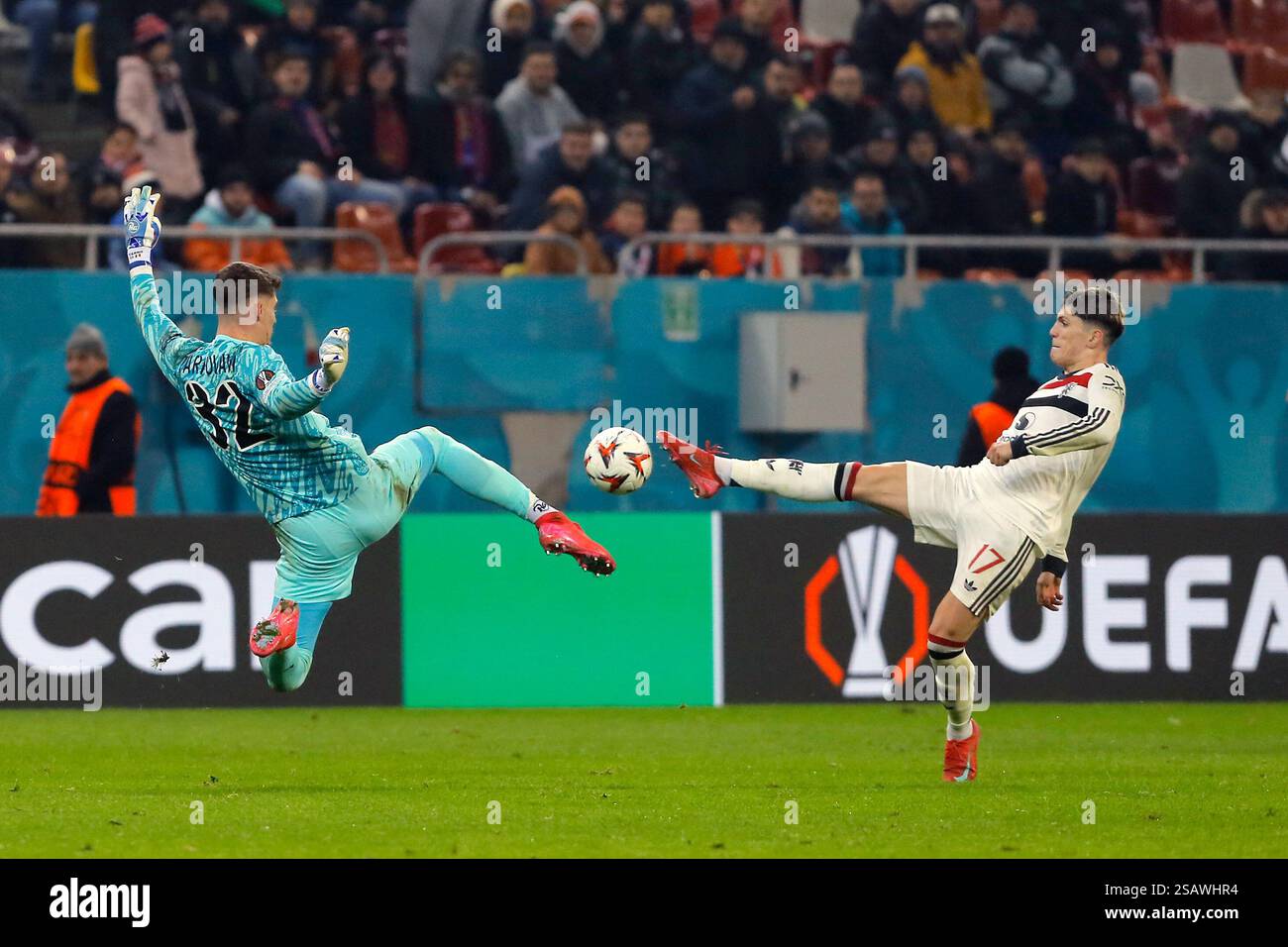 Rumänien, Rumänien. 30. Januar 2025. Alejandro Garnacho (R) von Manchester United streitet mit FCSB-Torhüter Stefan Tarnovanu beim UEFA Europa League-Spiel zwischen Manchester United und FCSB in Bukarest, Rumänien, am 30. Januar 2025. Quelle: Cristian Cristel/Xinhua/Alamy Live News Stockfoto