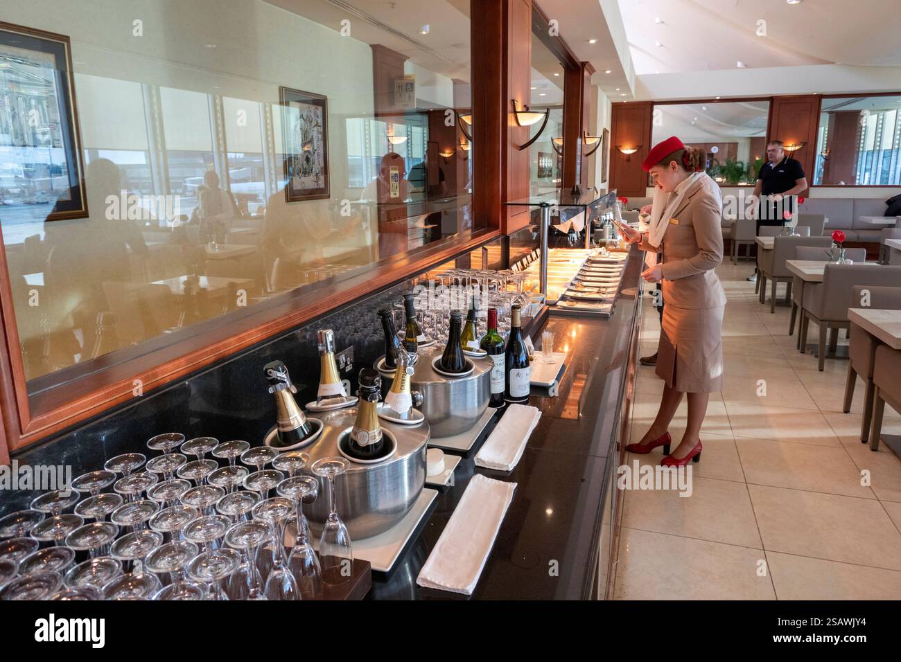 UK, England, Manchester Airport, Emirates Business und First Class Lounge Buffet Stockfoto