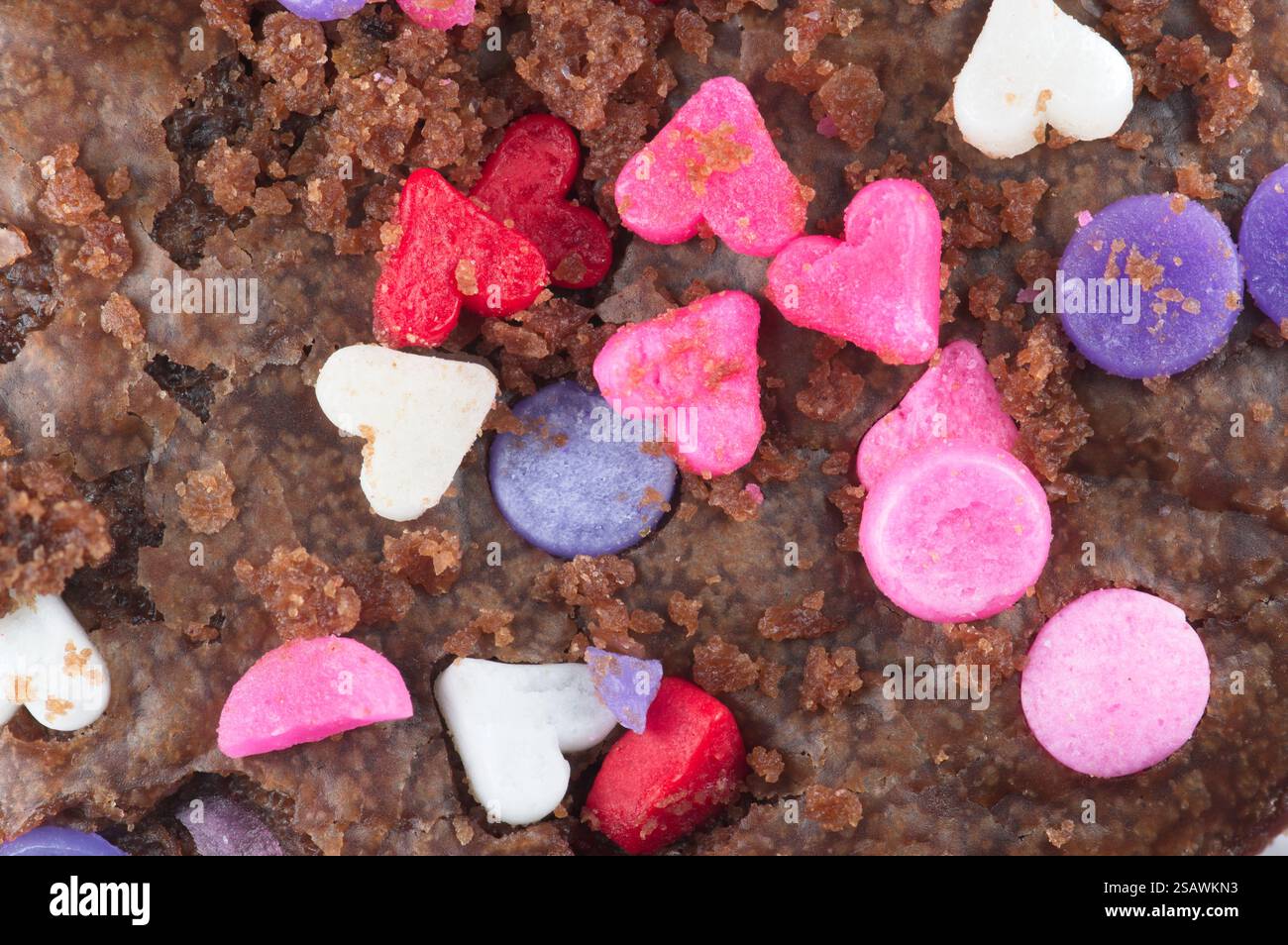 Herz streut auf einen Brownie Stockfoto