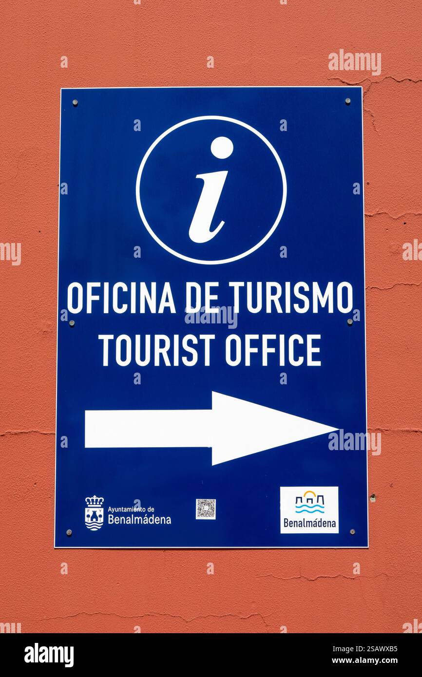 Benalmadena, Spanien - 22. April 2024: Schild Oficina de Turismo oder Tourismusbüro in der schönen Küstenstadt Benalmadena an der Costa del Sol, Sp Stockfoto