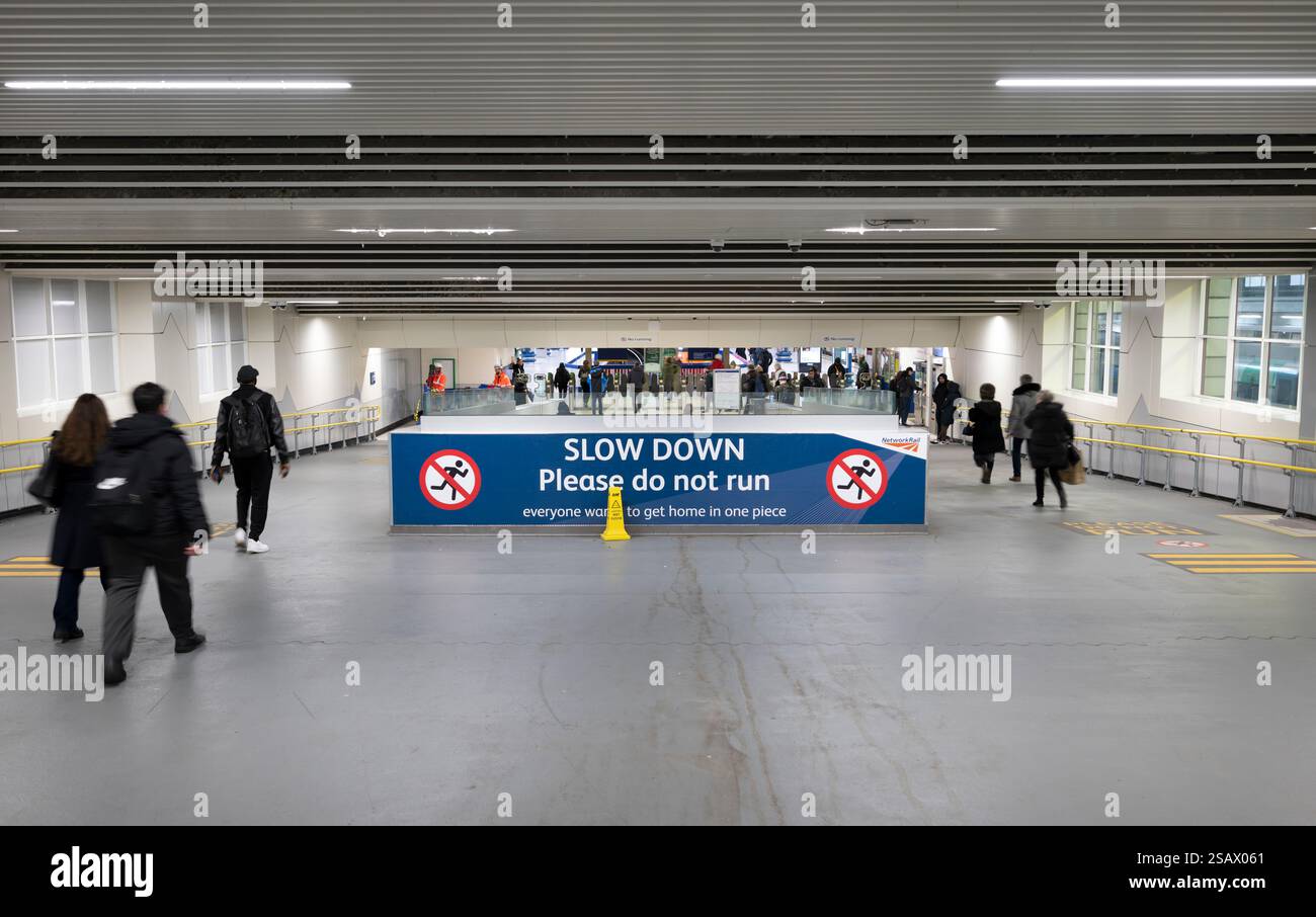 30. Januar 2025. Der geschäftige Bahnhof Euston in London, Großbritannien. Ab 2026 kann die WCML zeitweise wegen Erneuerung der Infrastruktur geschlossen werden (KEINE KOMMERZIELLE NUTZUNG). Stockfoto