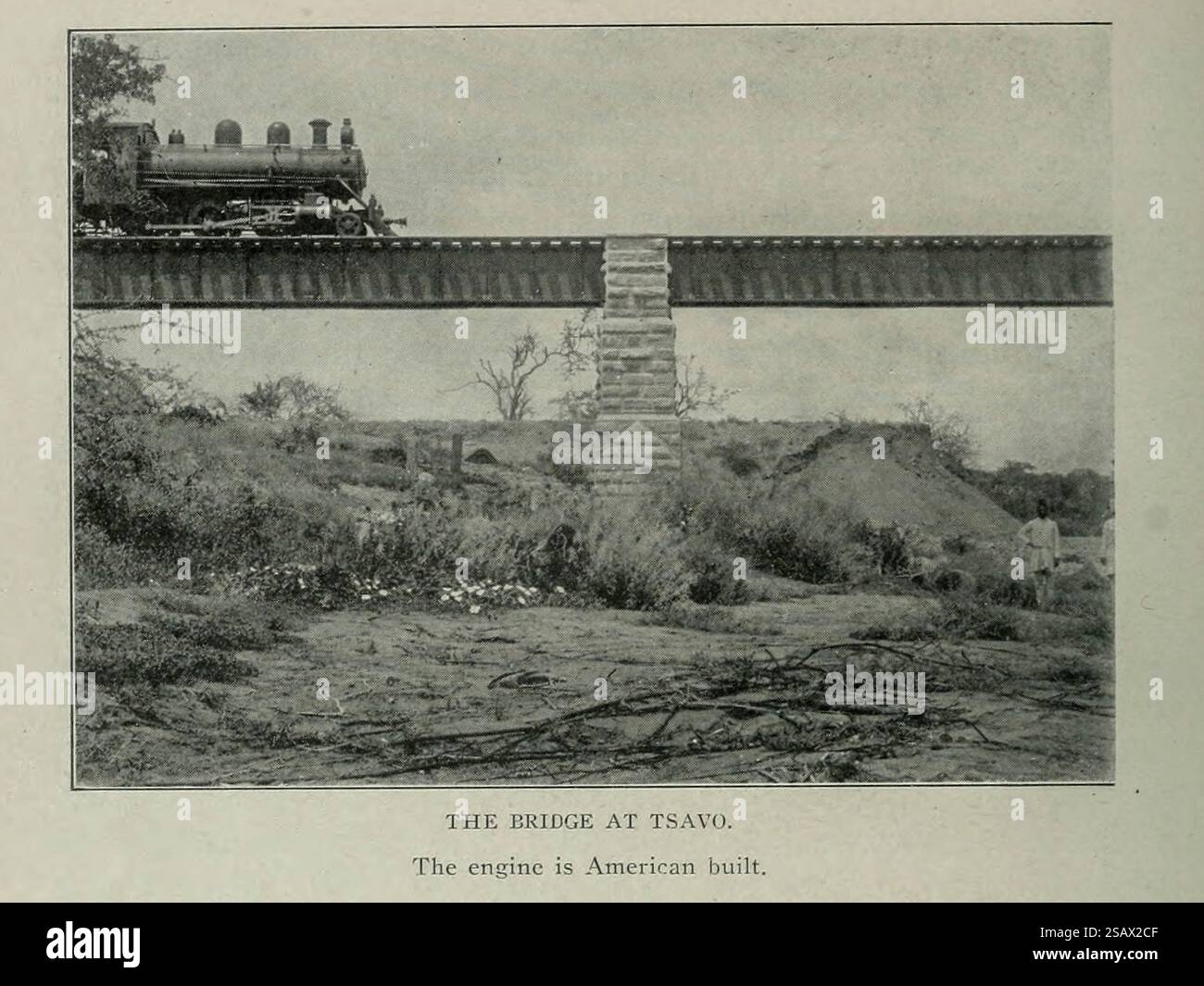Die Brücke bei Tsavo der Motor ist amerikanisch gebaut. Aus dem Artikel PHYSISCHE UND WIRTSCHAFTLICHE MERKMALE DER UGANDISCHEN EISENBAHN. Von Frederick W. Emett. Aus dem Engineering Magazine widmet sich Industrial Progress Band XXI 1901 The Engineering Magazine Co Stockfoto