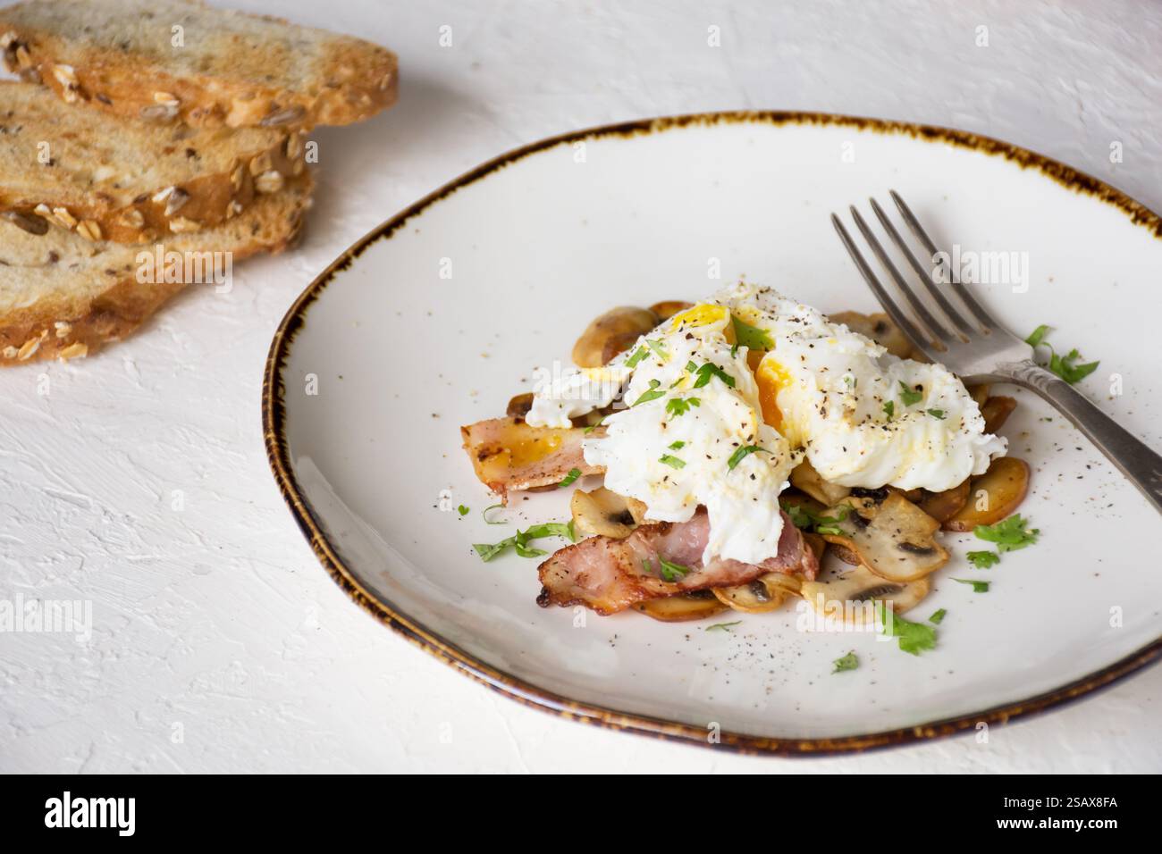 Eier, Speck und Pilze zum Frühstück Stockfoto