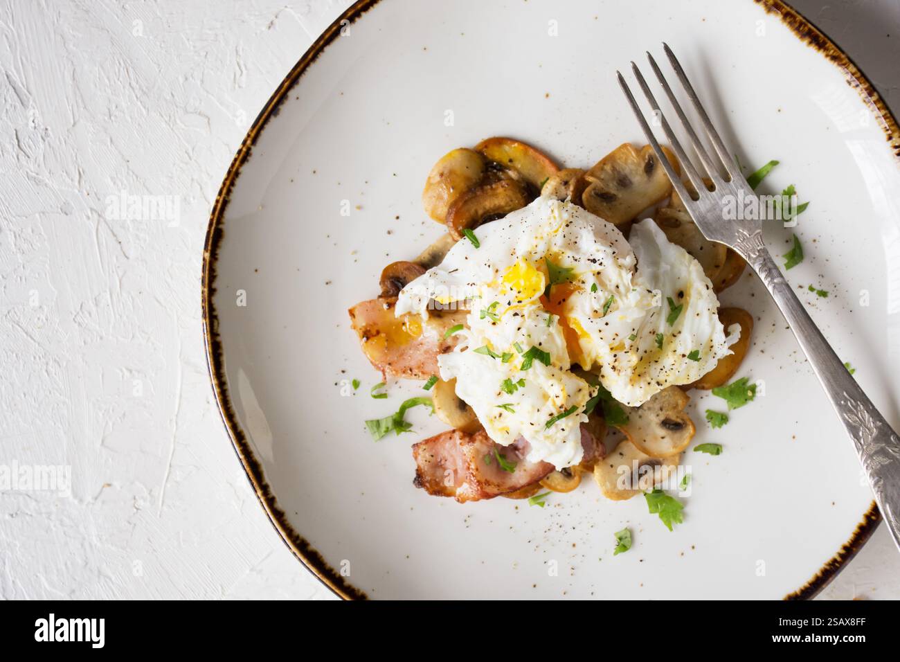 Eier, Speck und Pilze zum Frühstück Stockfoto
