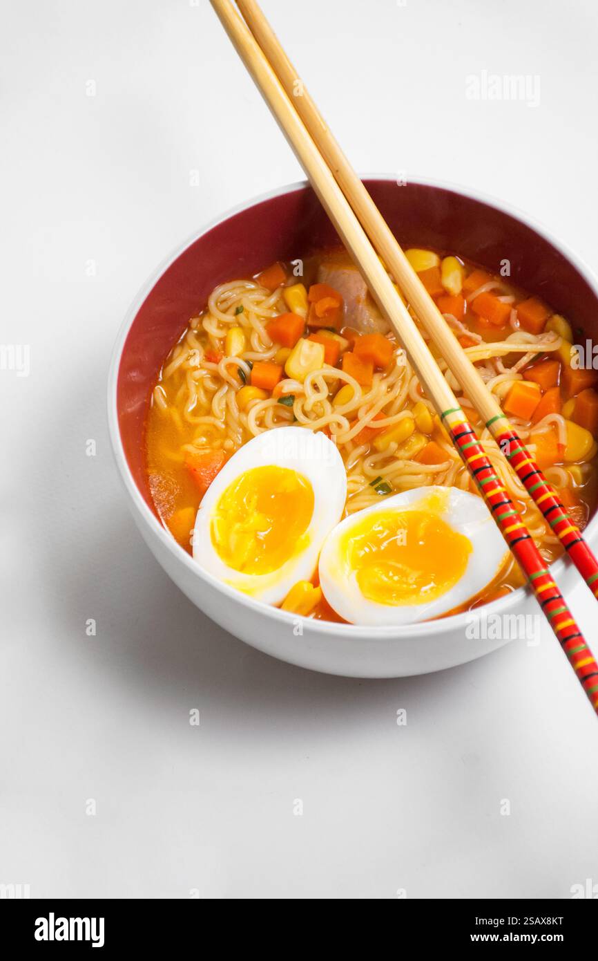 Vegetarische Nudelsuppe mit einer Scheibe flüssiges Ei Stockfoto