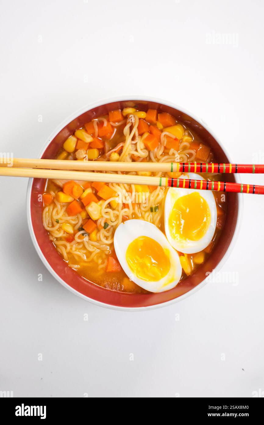 Vegetarische Nudelsuppe mit einer Scheibe flüssiges Ei Stockfoto