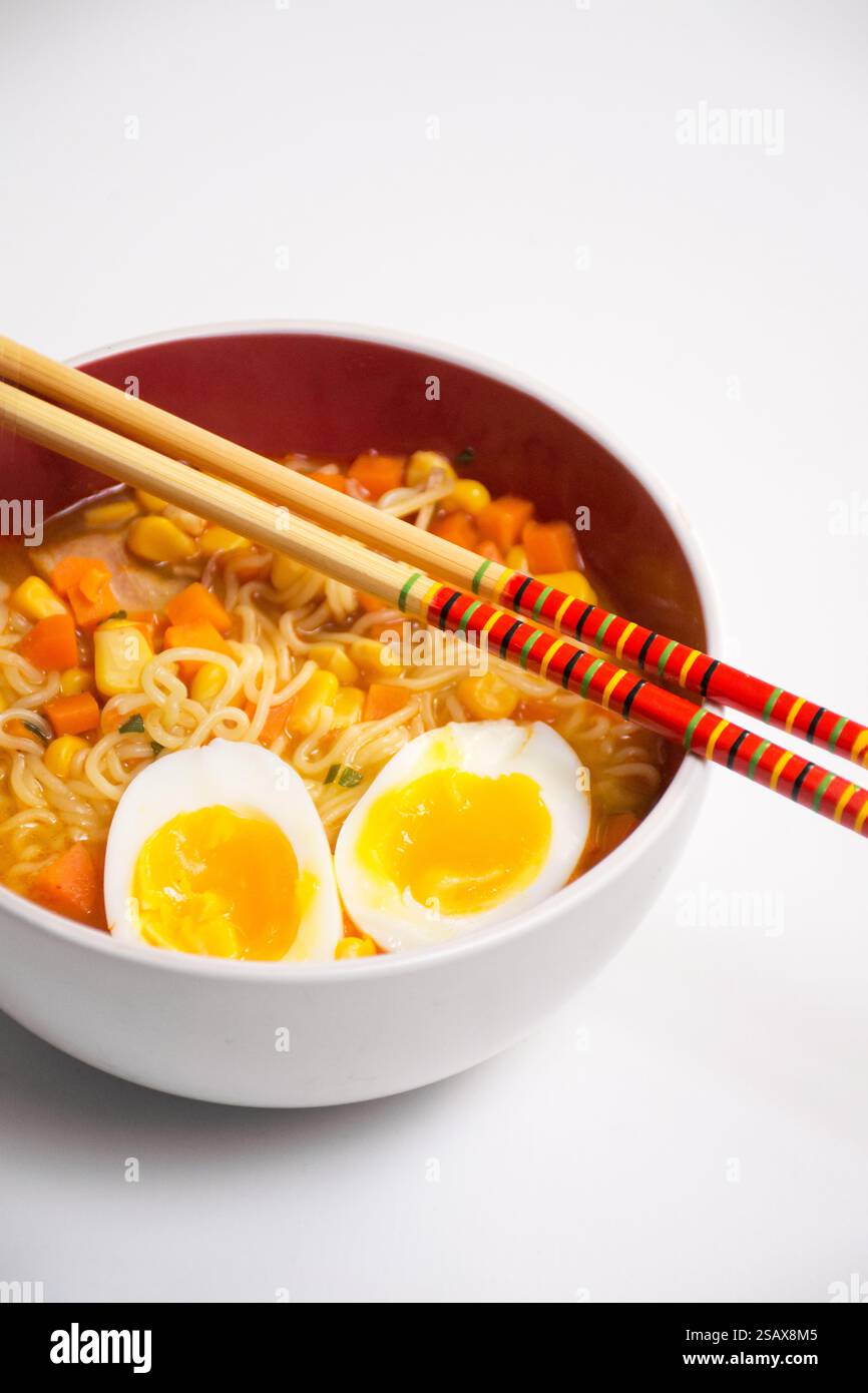 Vegetarische Nudelsuppe mit einer Scheibe flüssiges Ei Stockfoto