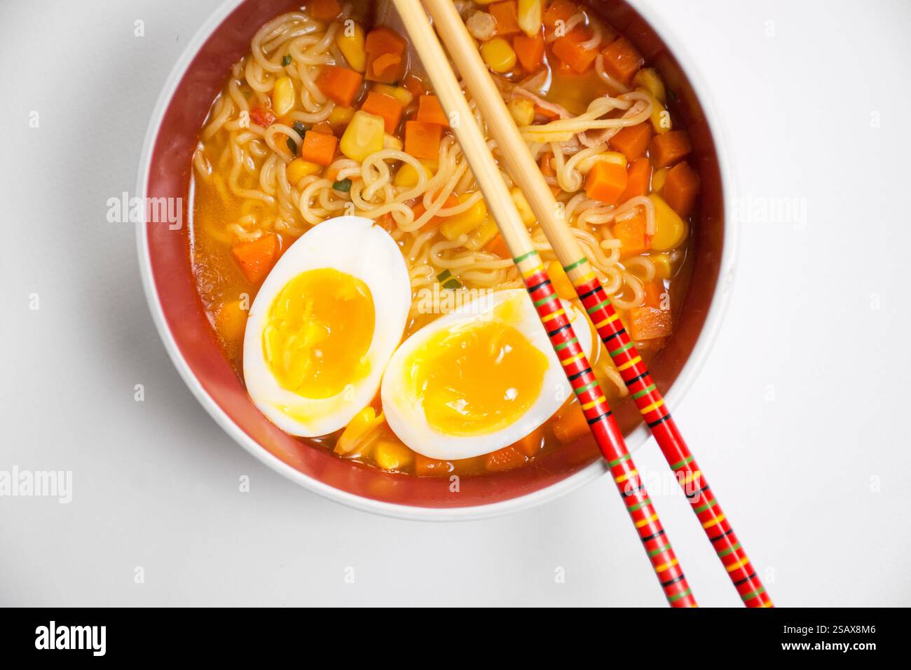 Vegetarische Nudelsuppe mit einer Scheibe flüssiges Ei Stockfoto