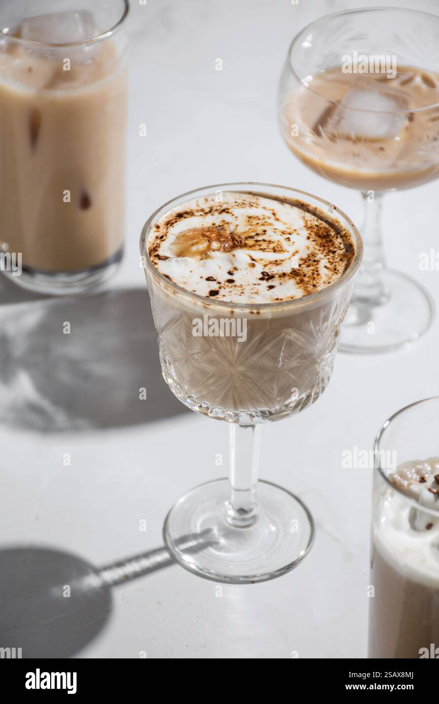 Affogato unter anderen Kaffeegetränken Stockfoto