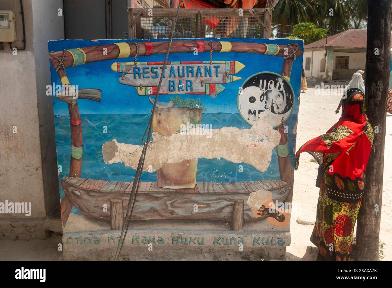 Afrika Tansania, Sansibar, Ostküste, Jambiani, Dorf, bunt gekleidete einheimische Frau, von Restaurantgemälde Stockfoto