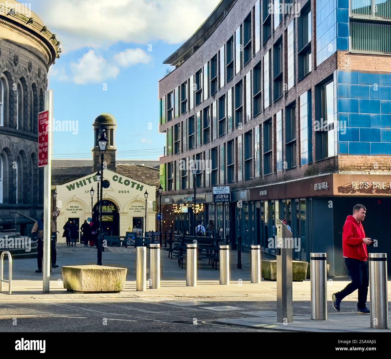 Ein Blick auf den White Cloth Store zwischen der Corn Exchange (links) und einem Einkaufszentrum (links) in Leeds, West Yorkshire Stockfoto