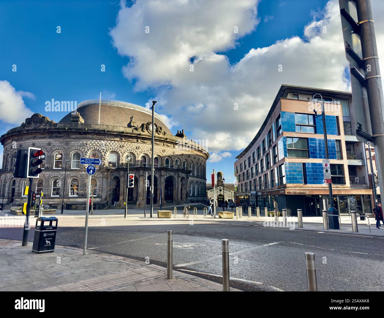 Leeds City Centre: Links - The Corn Exchange; Mitte - The White Cloth Store; rechts - ein Einkaufszentrum mit mehreren Restaurants. Stockfoto