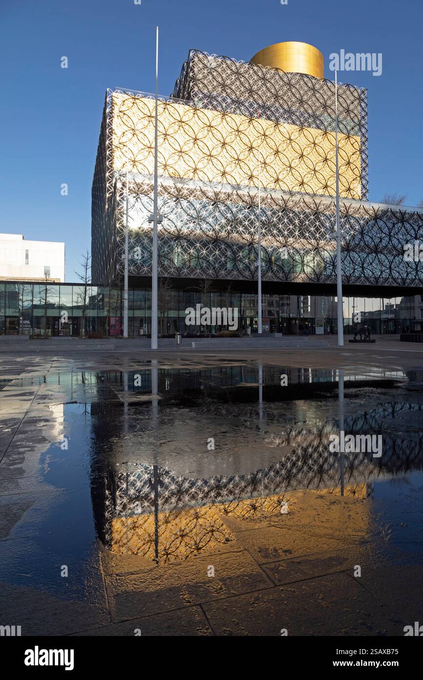 Die Bibliothek von Birmingham am Centenary Square in Birmingham, England. Die 2013 eröffnete Bibliothek wurde von Buro Happold entworfen. Stockfoto