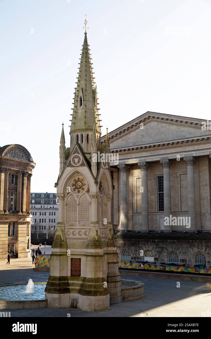 Chamberlain Memorial Fountain und Birmingham City Hall in Birmingham, England. Stockfoto