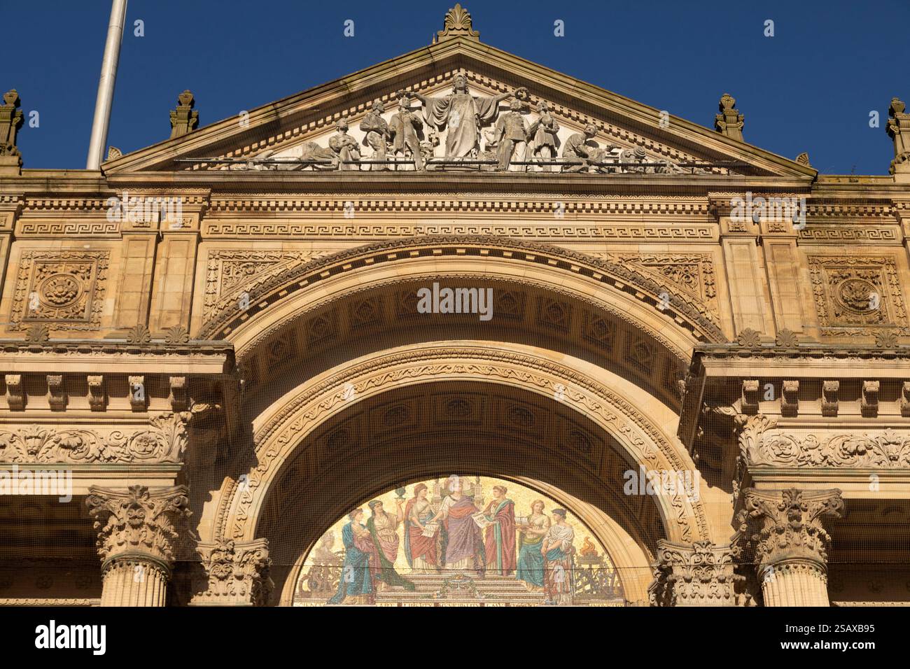 Details von der Fassade des Birmingham Museum and Art Gallery in Birmingham, England. Eine weibliche Personifikation von Birmingham hält einen Kranz. Stockfoto