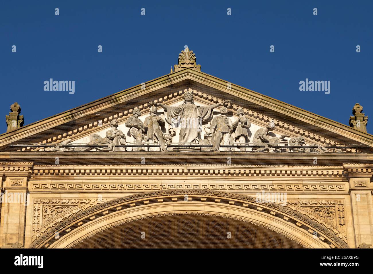 Details von der Fassade des Birmingham Museum and Art Gallery in Birmingham, England. Eine weibliche Personifikation von Birmingham hält einen Kranz. Stockfoto