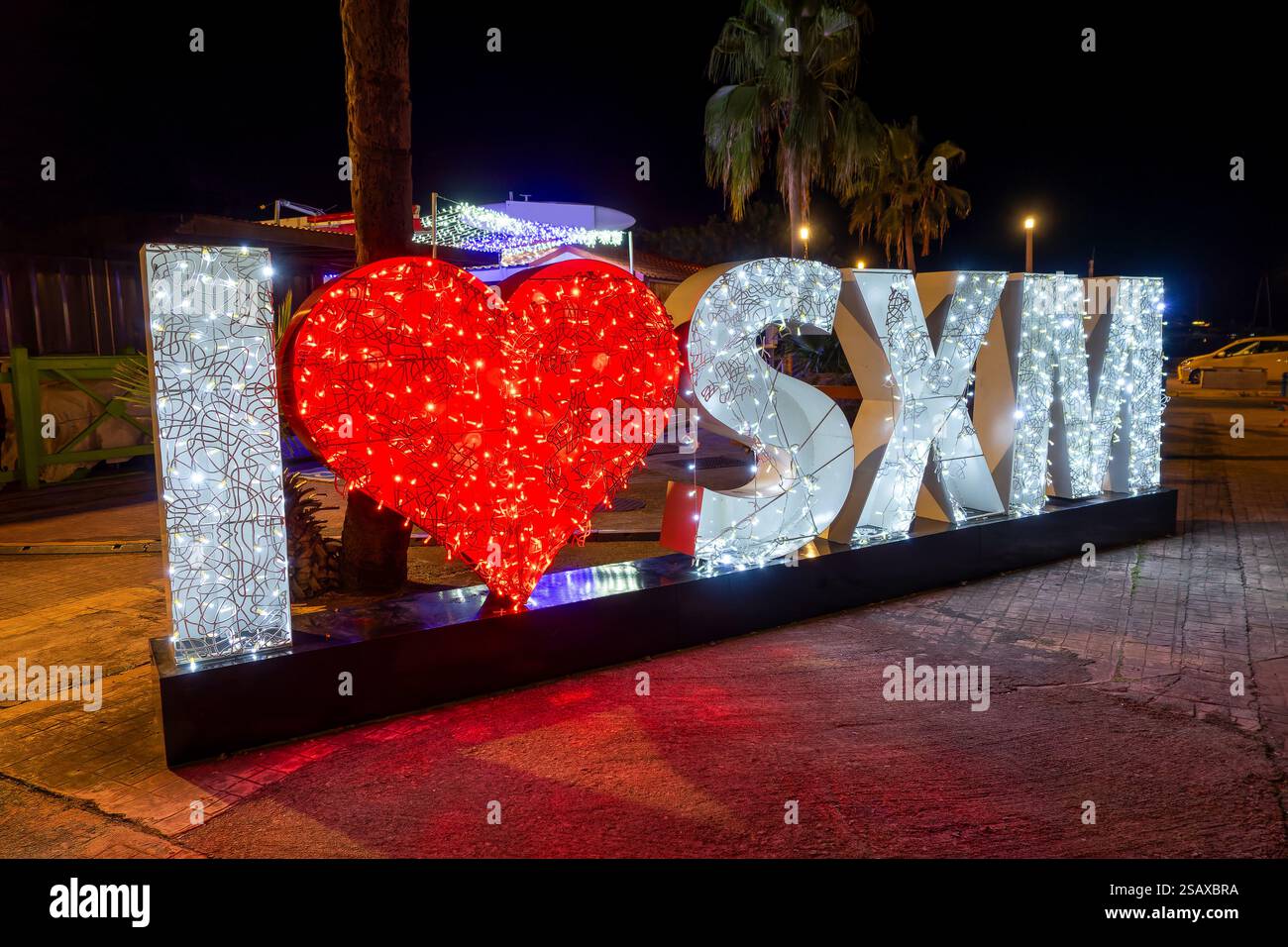 Ich liebe SXM. St. Martin Touristenschild bei Nacht in Marigot auf der Karibikinsel Saint Martin (Sint Maarten), Französisch-Westindien Stockfoto