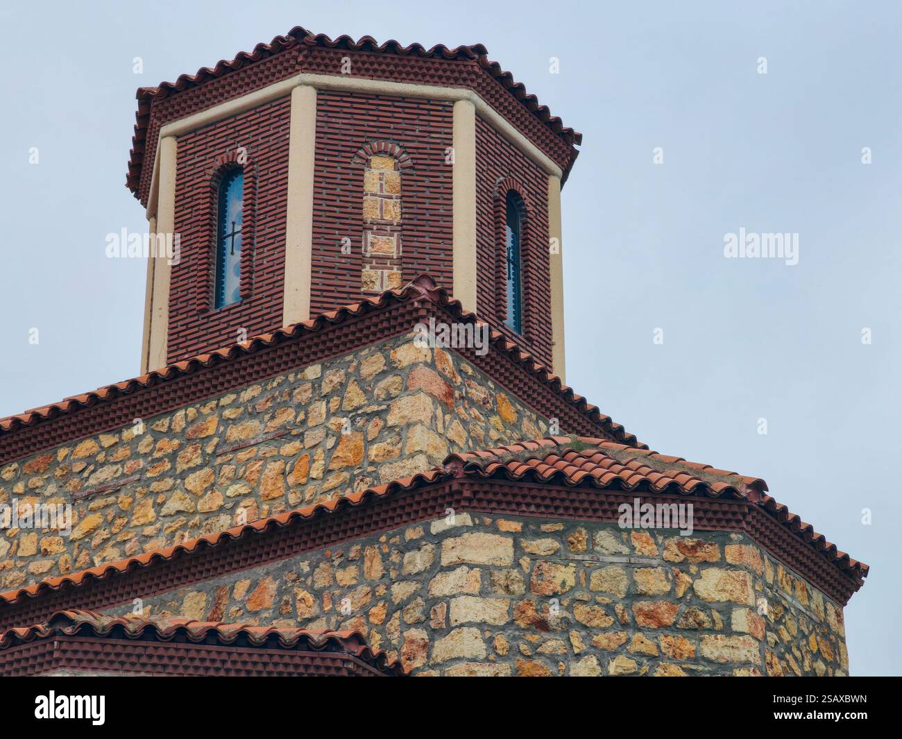 Heilige Höhen – Mazedonisch-Orthodoxe Kirche Auf Dem Dach Stockfoto
