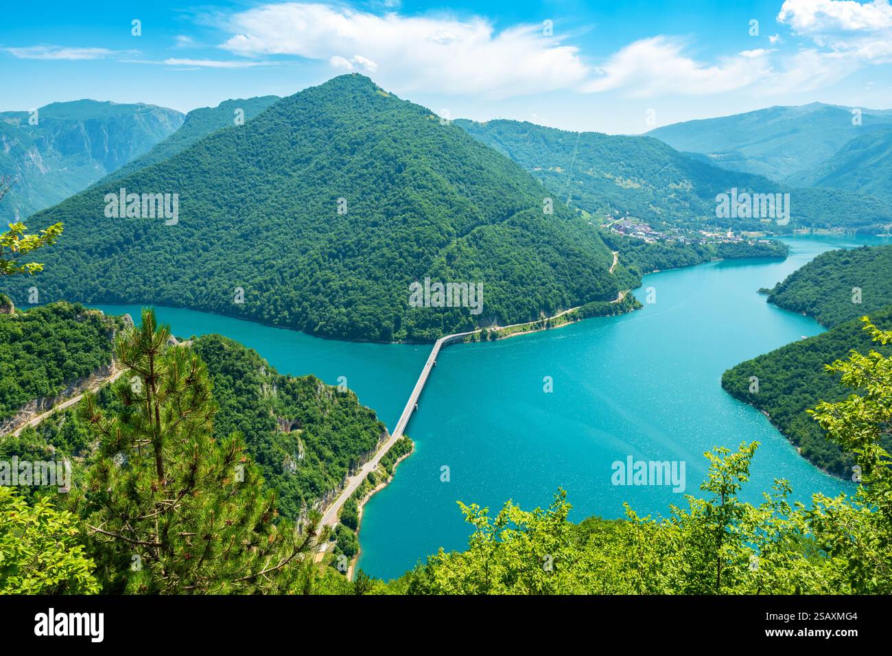 Blick von oben auf den künstlichen Piva-See (Pivsko Jezero). Montenegro Stockfoto