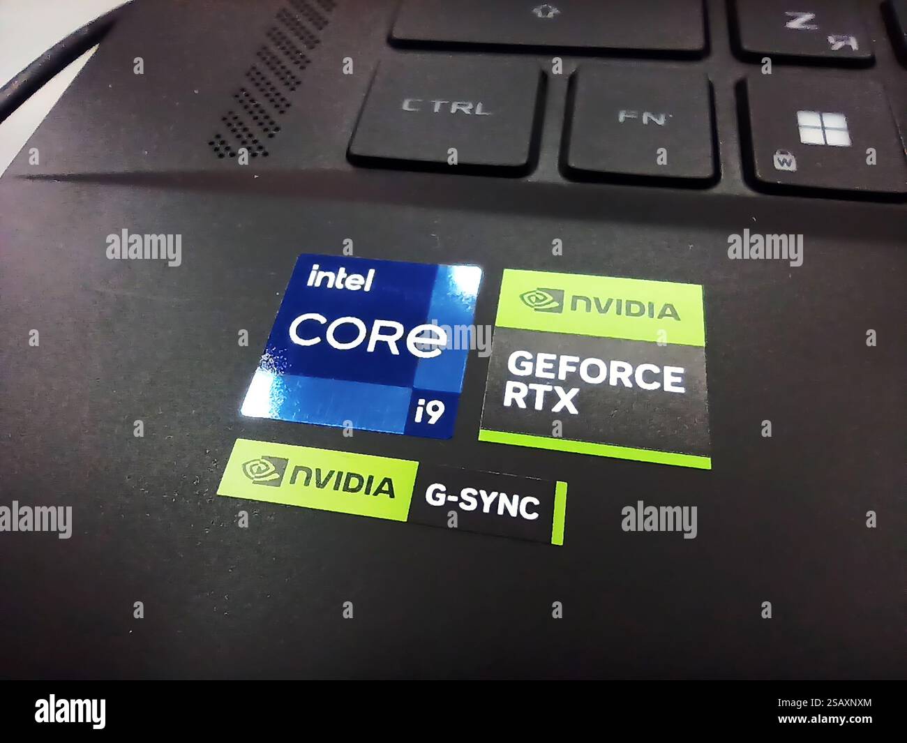Aufkleber für Intel Core i9 und nvidia geforce rtx g-Sync Notebook auf der Tastatur. Stockfoto