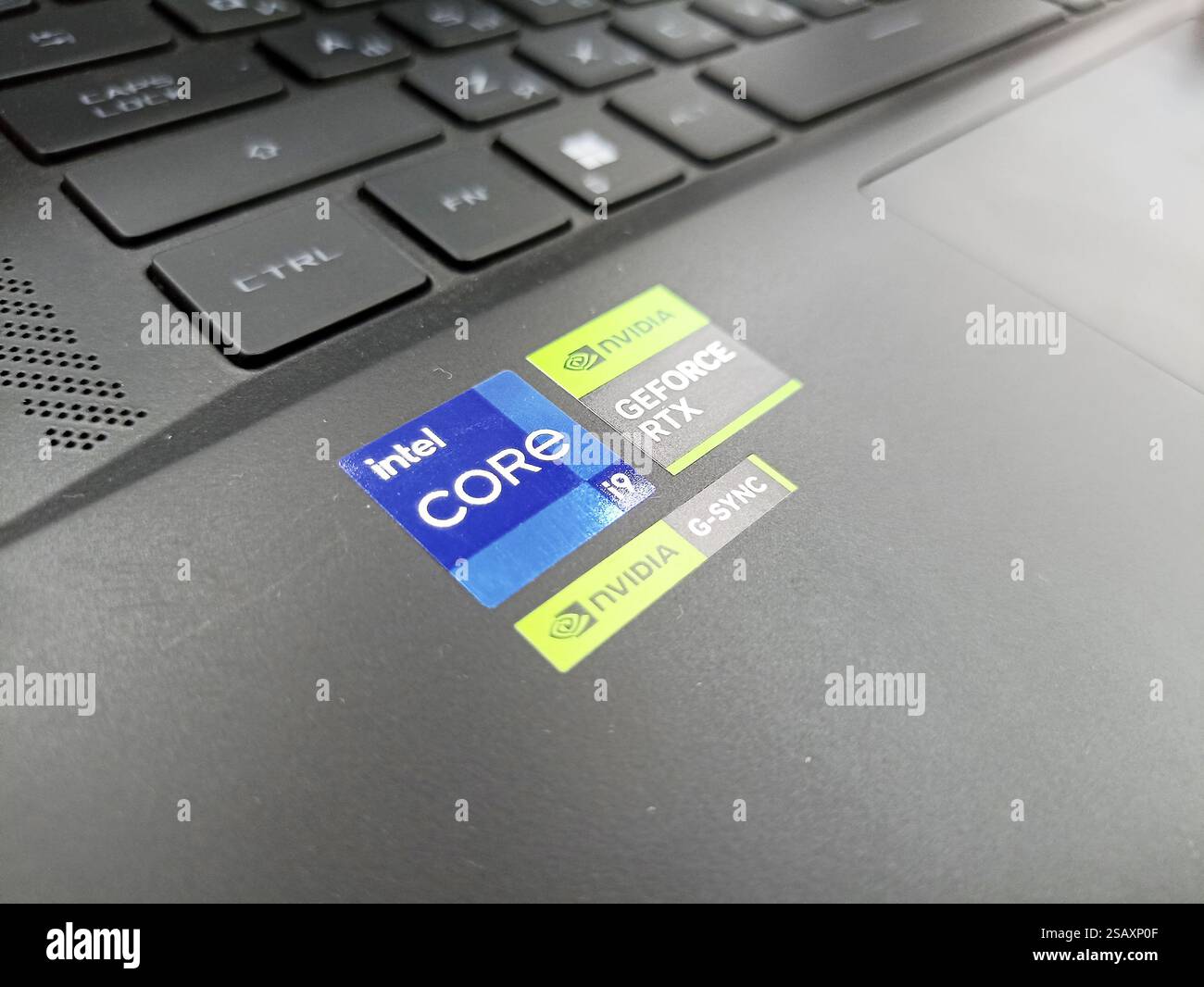 Notebook mit intel Core i9- und nvidia geforce rtx-Aufklebern auf der Tastatur. Stockfoto