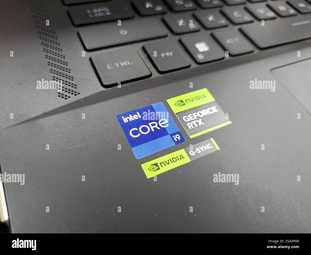 Notebook mit intel Core i9- und nvidia geforce rtx-Aufklebern auf der Tastatur. Stockfoto