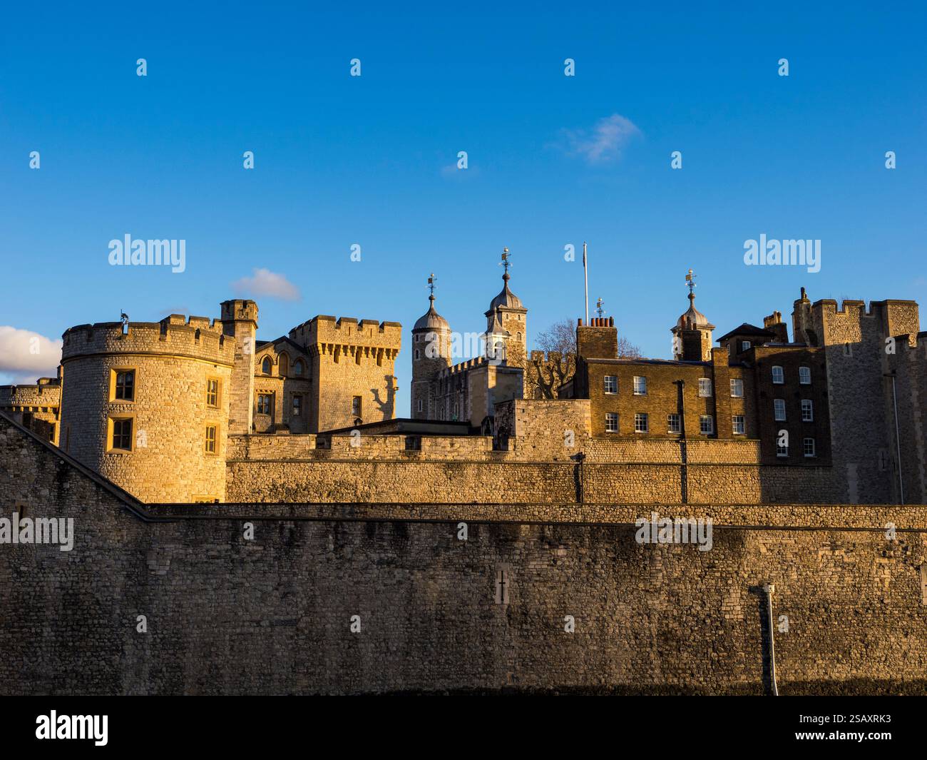 Die Many Towers Zinnen und Mauern des Tower of London, der City of London, London, England, Großbritannien, GB. Stockfoto