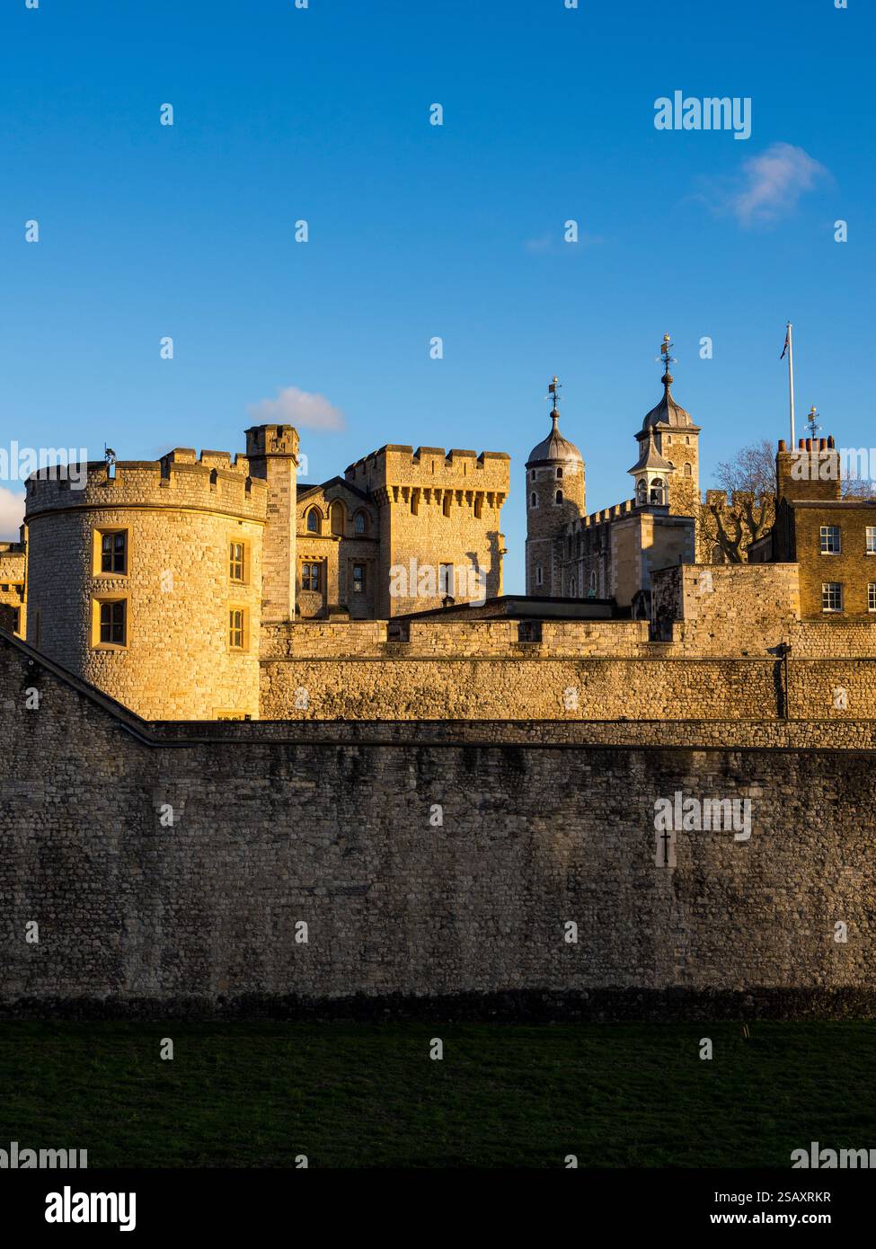 Die Many Towers Zinnen und Mauern des Tower of London, der City of London, London, England, Großbritannien, GB. Stockfoto