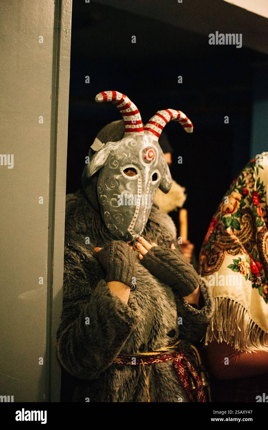 Kolyadovanie-Ritual, Mädchen in einer Ziegenmaske Stockfoto