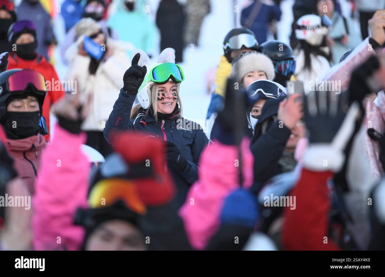 Peking, Chinas Autonome Region Xinjiang Uygur. Januar 2025. Chinesische und ausländische Touristen genießen sich bei der „Sunset Party“ im Jiangjunshan International Ski Resort in Altay, nordwestchinesischer Autonomen Region Xinjiang Uygur, 28. Januar 2025. Quelle: Hu Huhu/Xinhua/Alamy Live News Stockfoto