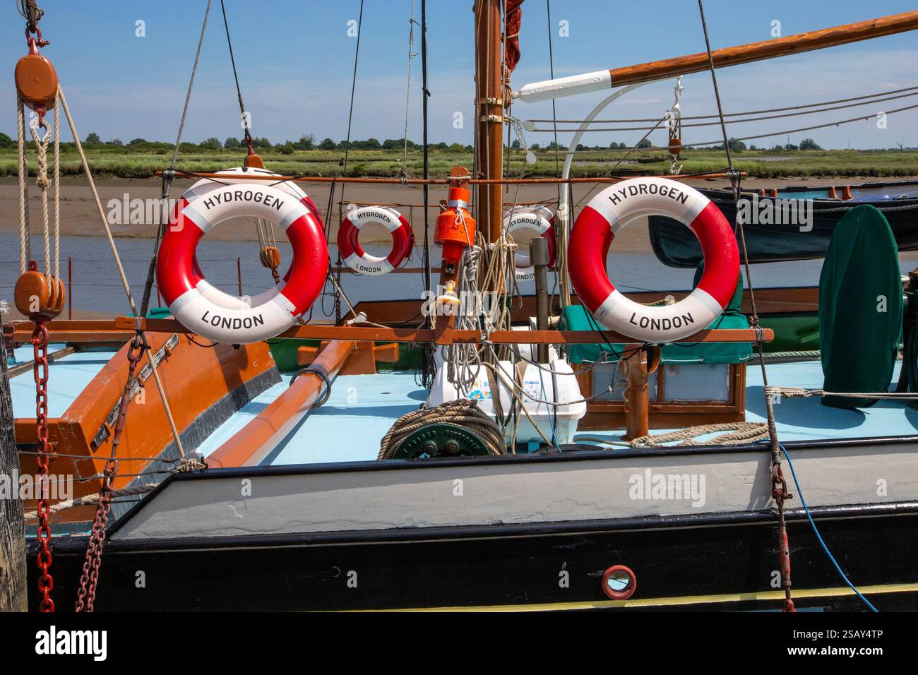 Essex, Großbritannien - 27. Juni 2024: Rettungsringe auf Wasserstoff-Segelkahn, die am Hythe Quay in Maldon in Essex, Großbritannien, ankern. Stockfoto