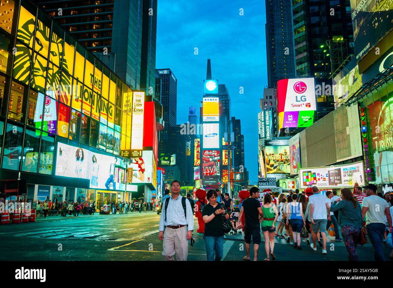 New York City, NY, USA, große Menschenmenge zu Fuß, geschäftige Times Square Street Scene mit Stadtlichtern, Verkehr, Außenwerbung, Nachtstadt Stockfoto