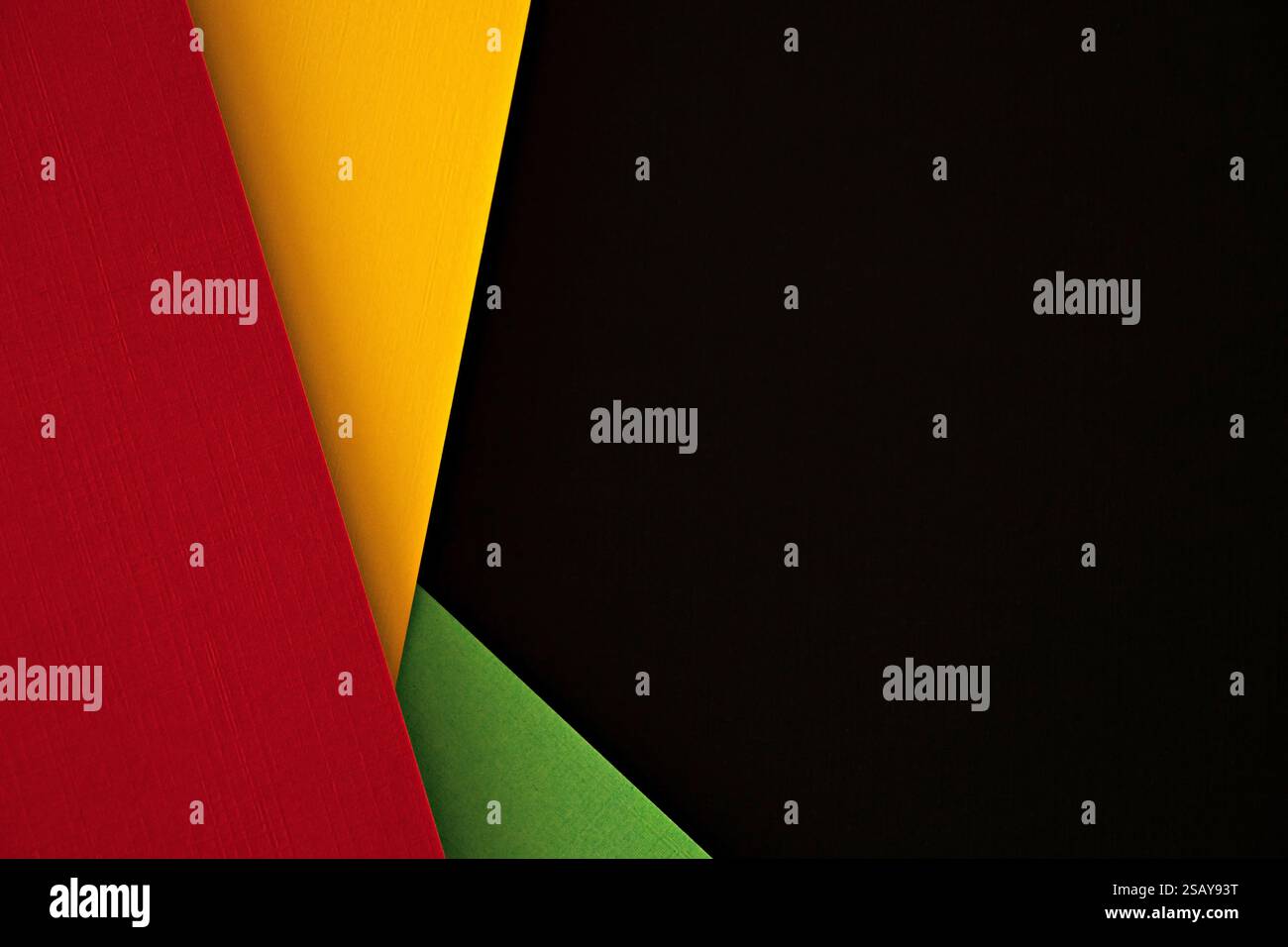 Abstrakter geometrischer schwarzer, roter, gelber, grüner Hintergrund. Farbenfroher Hintergrund für Papercut-Layout Stockfoto