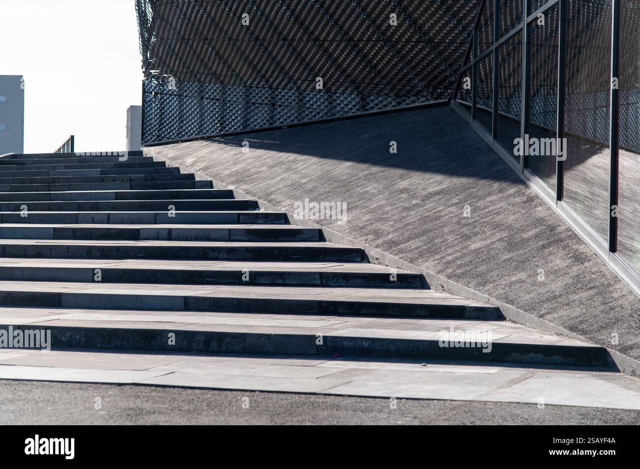 Kattowitz, Schlesien, Polen: 30. Januar 2025: MCK baut geometrische Formen Stockfoto