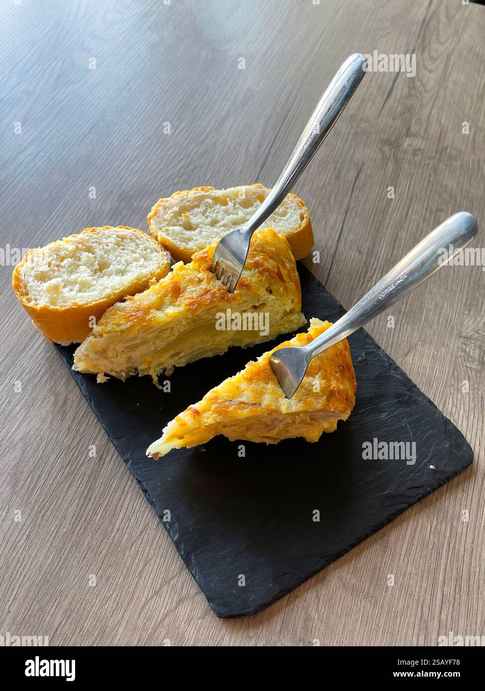 Pinchos de Tortilla. Spanisches Omelett. Spanien. - Smartphone-aufgenommenes Stockfoto
