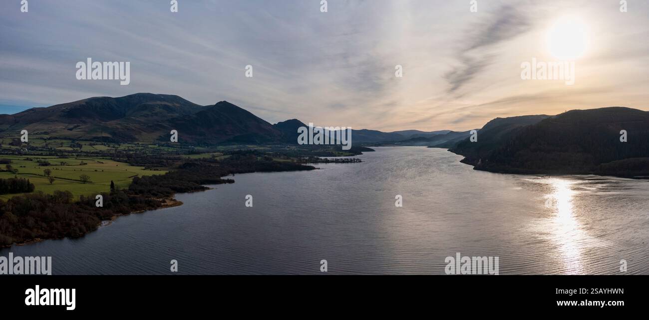Blick aus der Vogelperspektive südöstlich von Bassenthwaite und Skiddaw im Lake District in der Abenddämmerung Stockfoto