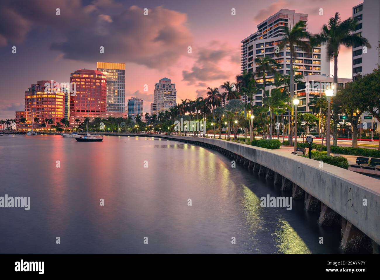 West Palm Beach. Skyline von West Palm Beach, Florida, USA, in der Abenddämmerung. Stockfoto