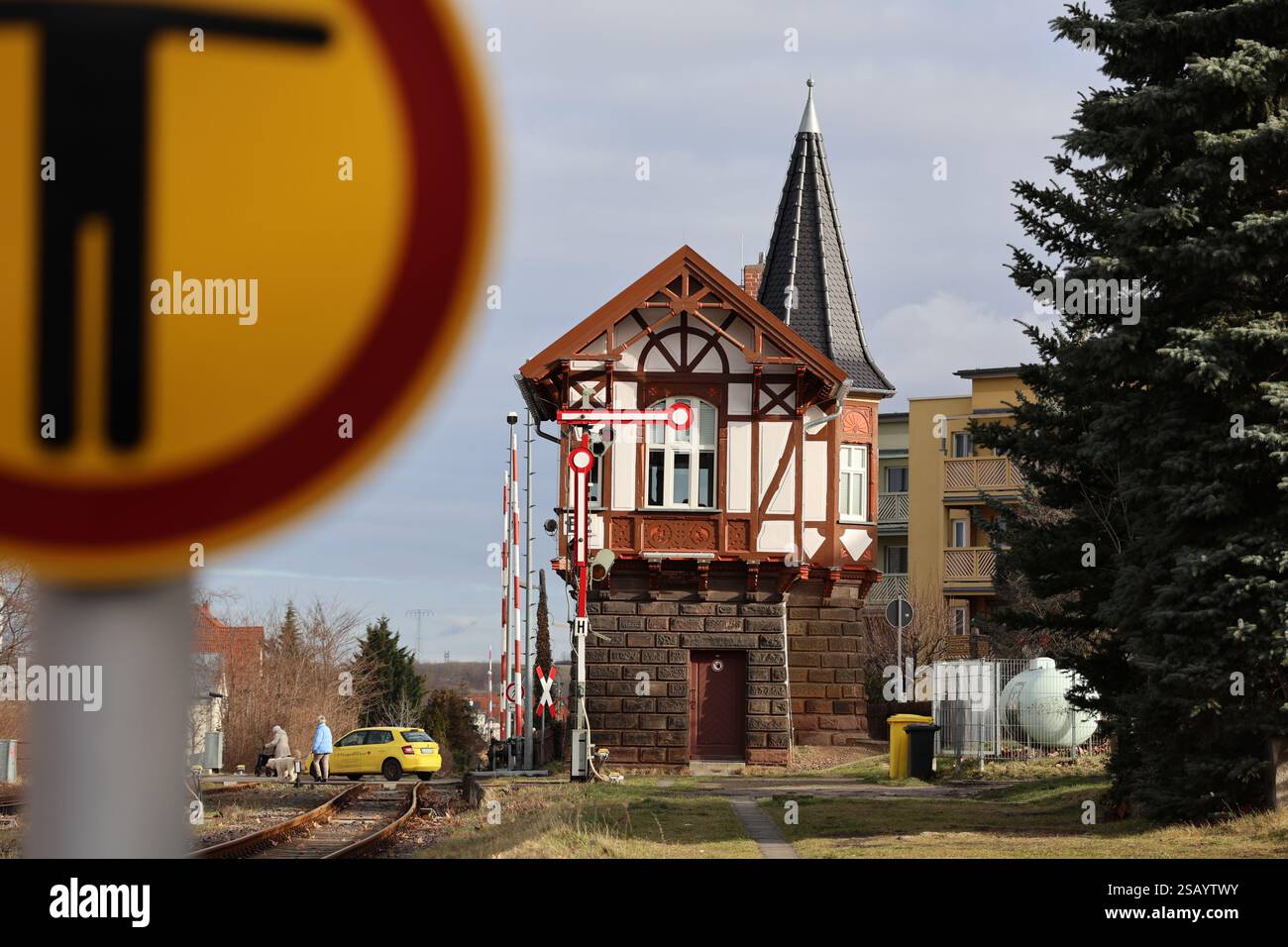 31. Januar 2025, Sachsen-Anhalt, Thale: Blick auf Deutschlands schönstes Stellwerk in Thale. Die Stadt verfügt seit 1862 über eine Eisenbahnverbindung. Das Stellwerk B2 wurde 1897 in Betrieb genommen. Heute gibt es stündliche Verbindungen nach Halberstadt, Magdeburg und am Wochenende nach Berlin. Das Stellwerk besteht aus 10 Steuereinheiten: 2 Punkte, 1 bar, 4 Hauptsignale und 3 Bahnübergänge. Von 2023 bis 2024 wurden das Äußere und Innere des denkmalgeschützten Stellwerks umfangreich renoviert. Foto: Matthias Bein/dpa Stockfoto