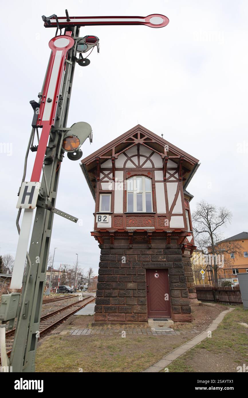 31. Januar 2025, Sachsen-Anhalt, Thale: Blick auf Deutschlands schönstes Stellwerk in Thale. Die Stadt verfügt seit 1862 über eine Eisenbahnverbindung. Das Stellwerk B2 wurde 1897 in Betrieb genommen. Heute gibt es stündliche Verbindungen nach Halberstadt, Magdeburg und am Wochenende nach Berlin. Das Stellwerk besteht aus 10 Steuereinheiten: 2 Punkte, 1 bar, 4 Hauptsignale und 3 Bahnübergänge. Von 2023 bis 2024 wurden das Äußere und Innere des denkmalgeschützten Stellwerks umfangreich renoviert. Foto: Matthias Bein/dpa Stockfoto