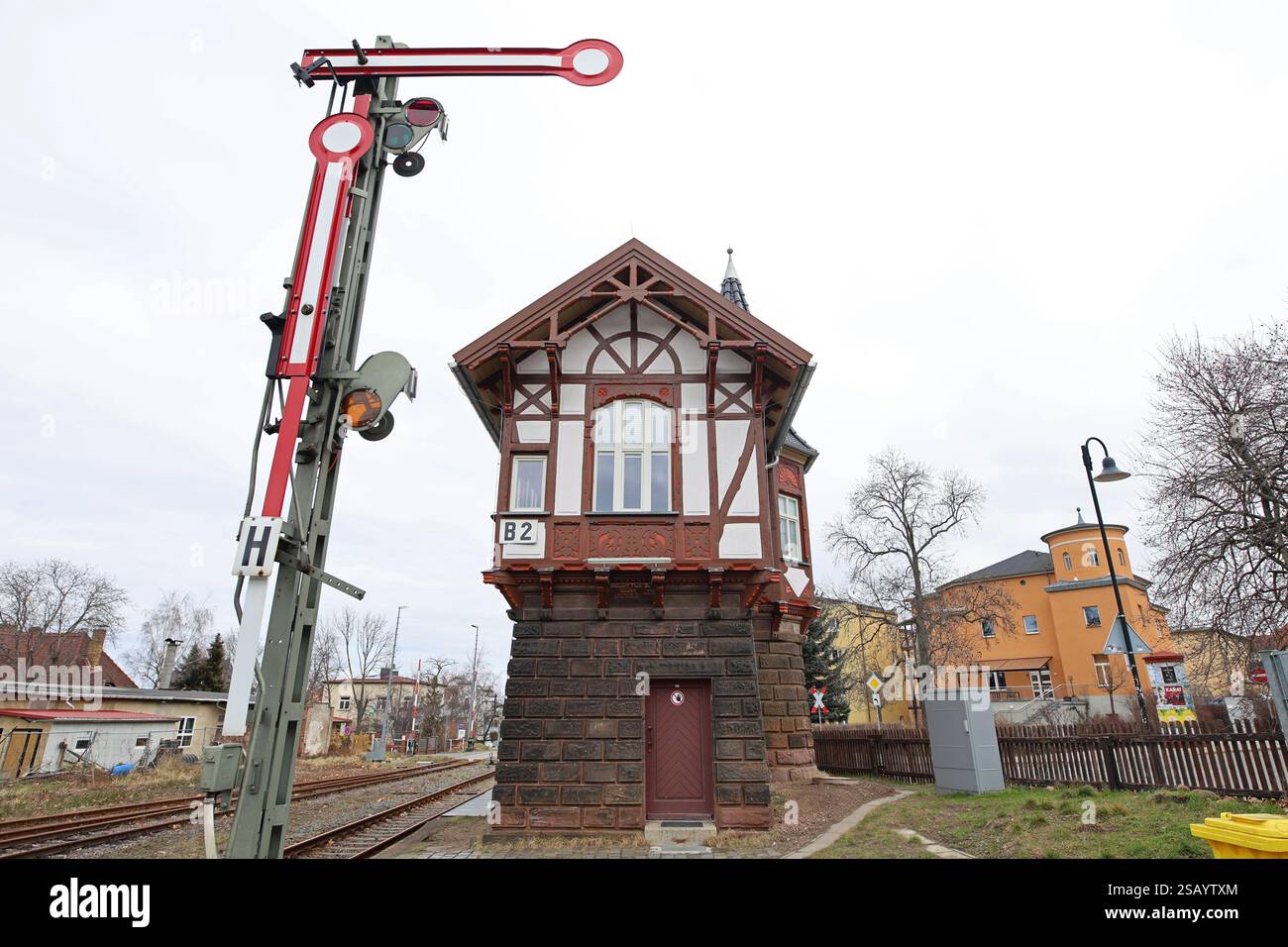 31. Januar 2025, Sachsen-Anhalt, Thale: Blick auf Deutschlands schönstes Stellwerk in Thale. Die Stadt verfügt seit 1862 über eine Eisenbahnverbindung. Das Stellwerk B2 wurde 1897 in Betrieb genommen. Heute gibt es stündliche Verbindungen nach Halberstadt, Magdeburg und am Wochenende nach Berlin. Das Stellwerk besteht aus 10 Steuereinheiten: 2 Punkte, 1 bar, 4 Hauptsignale und 3 Bahnübergänge. Von 2023 bis 2024 wurden das Äußere und Innere des denkmalgeschützten Stellwerks umfangreich renoviert. Foto: Matthias Bein/dpa Stockfoto