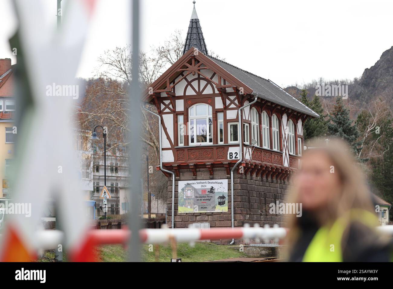 31. Januar 2025, Sachsen-Anhalt, Thale: Blick auf Deutschlands schönstes Stellwerk in Thale. Die Stadt verfügt seit 1862 über eine Eisenbahnverbindung. Das Stellwerk B2 wurde 1897 in Betrieb genommen. Heute gibt es stündliche Verbindungen nach Halberstadt, Magdeburg und am Wochenende nach Berlin. Das Stellwerk besteht aus 10 Steuereinheiten: 2 Punkte, 1 bar, 4 Hauptsignale und 3 Bahnübergänge. Von 2023 bis 2024 wurden das Äußere und Innere des denkmalgeschützten Stellwerks umfangreich renoviert. Foto: Matthias Bein/dpa Stockfoto